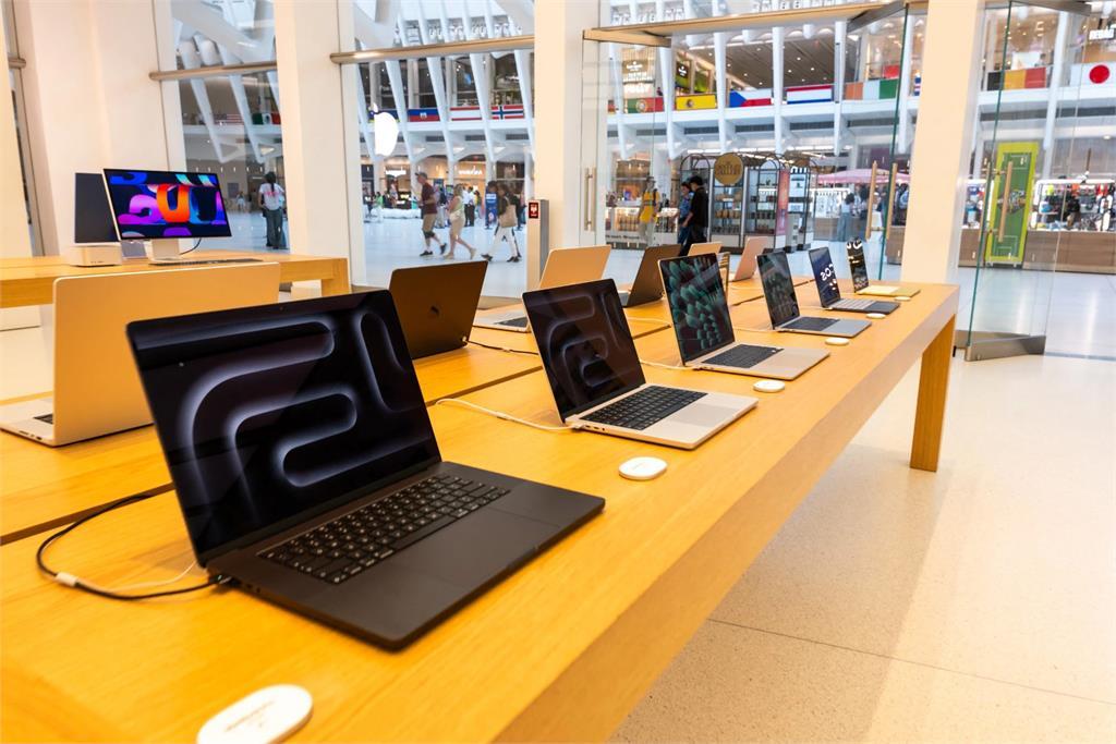 苹果与微软罕见集体涨价，MacBook与Xbox价格上调超百美元，股价应声下跌。