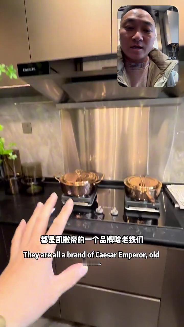 这是一个科技城的住宅，这是143平的，去看一下。精装交付，这个门还是挺厚重的。进