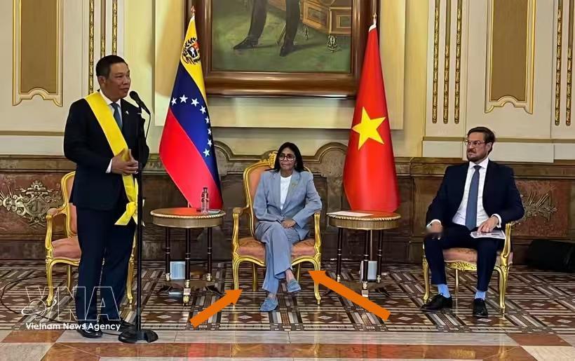 越来越自信！委内瑞拉代总统罗德里格斯翘着二郎腿，会见越南驻委内瑞拉大使武中美。