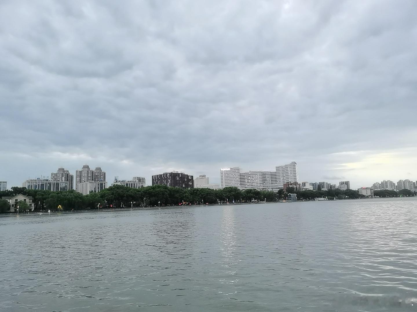 今晚与二位传统建材商（门窗，涂料）聊：他们大倒苦水。我说，你们不转型，等阵亡；转