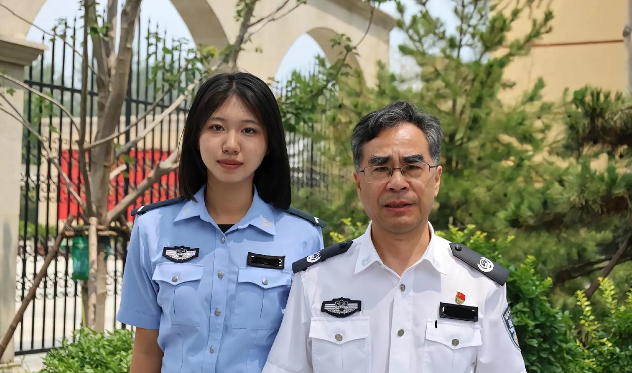 这估计就是上警察学院的最高荣誉了吧！

能够与副总警监一起合影，真是一般人无法企