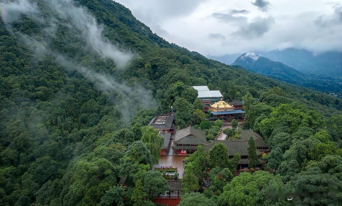 343斤网红登山晕倒被抬下山，是励志减肥还是健康冒险？
7月29日，体重达343