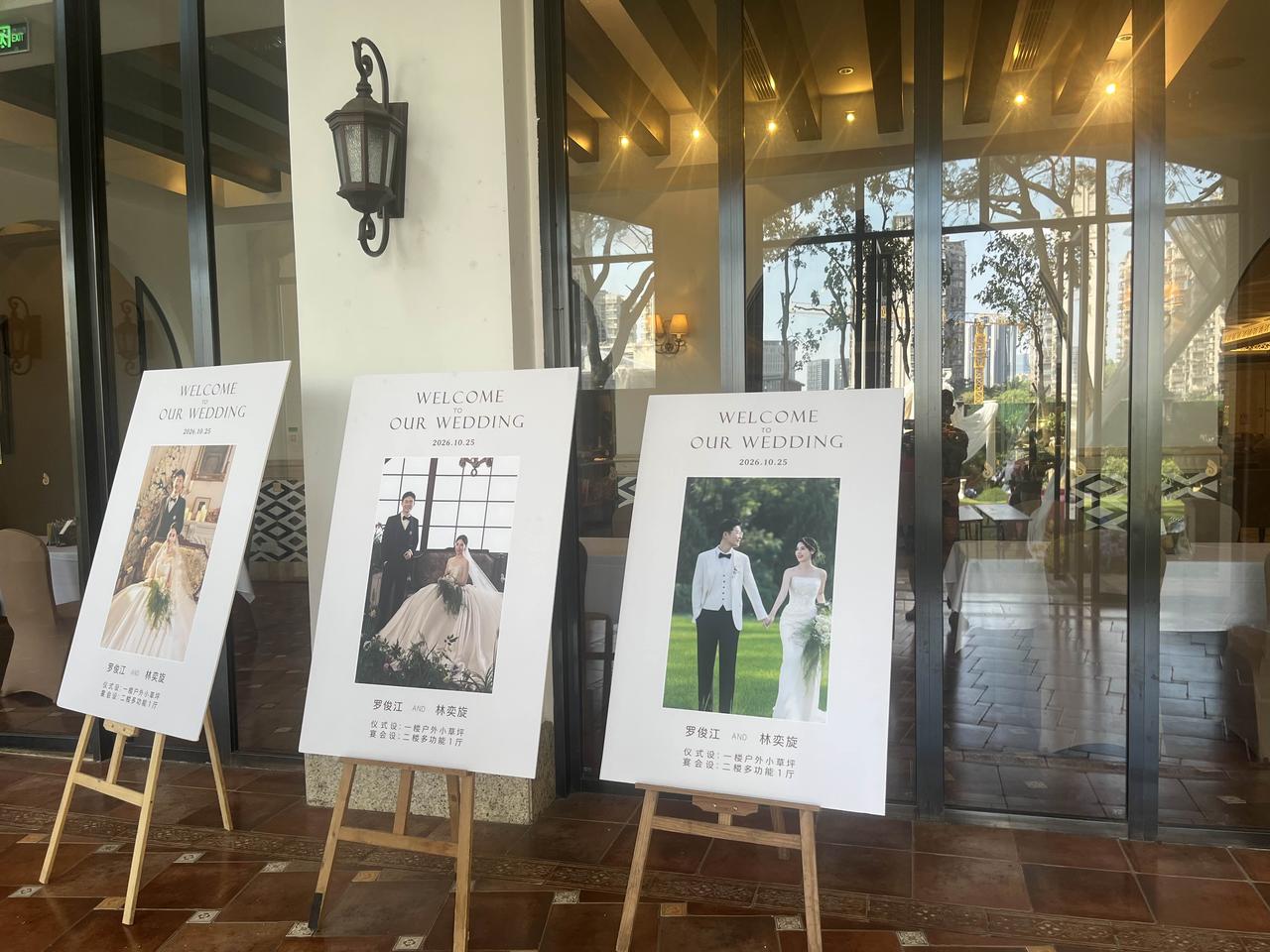 三块牌子欢迎婚礼宾客。现在的年轻人都流行户外进行婚礼！婚礼户外场景