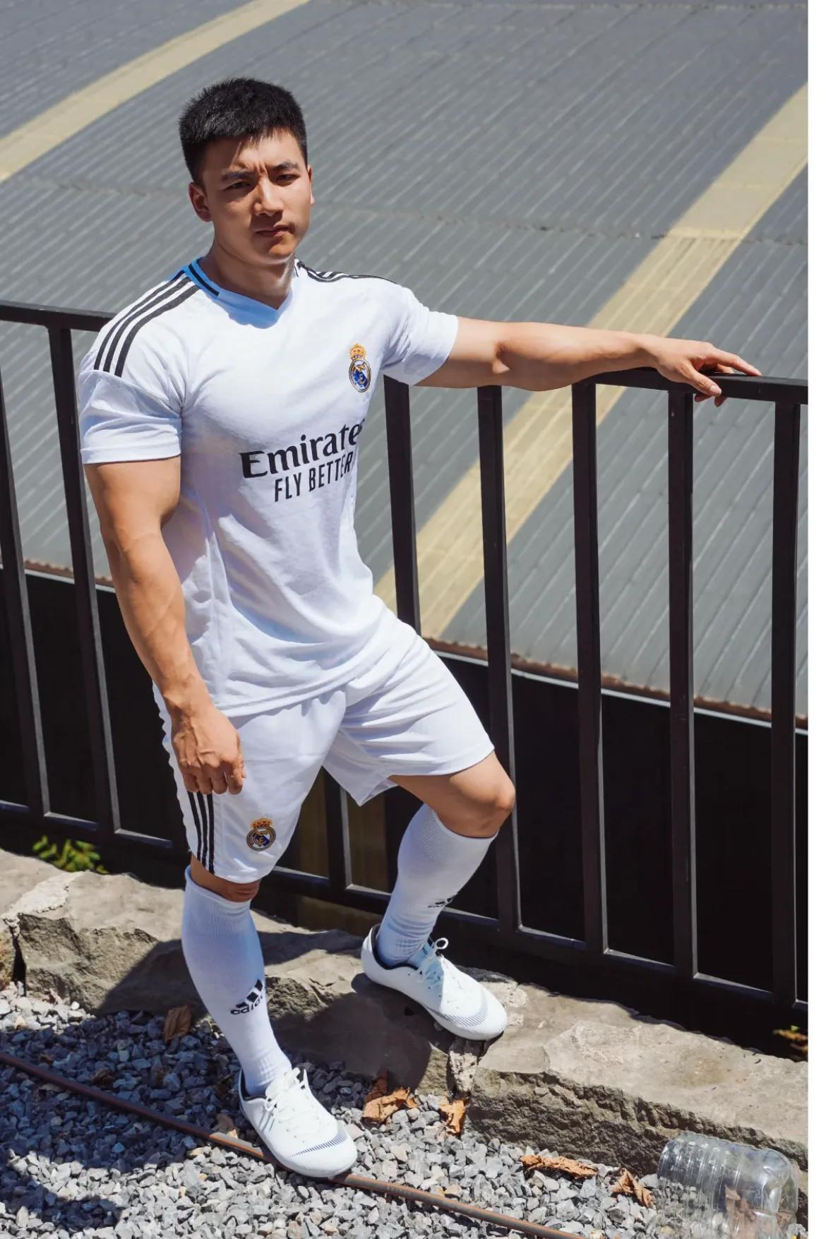 青春，奔跑在球场上。#大叔# #黑皮# #肌肉男# #球场上的大叔#