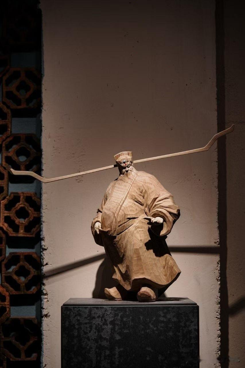 有些人物，不需要多说，
一眼就有分量。

这尊包公，用香樟木去承载一种“正气”。