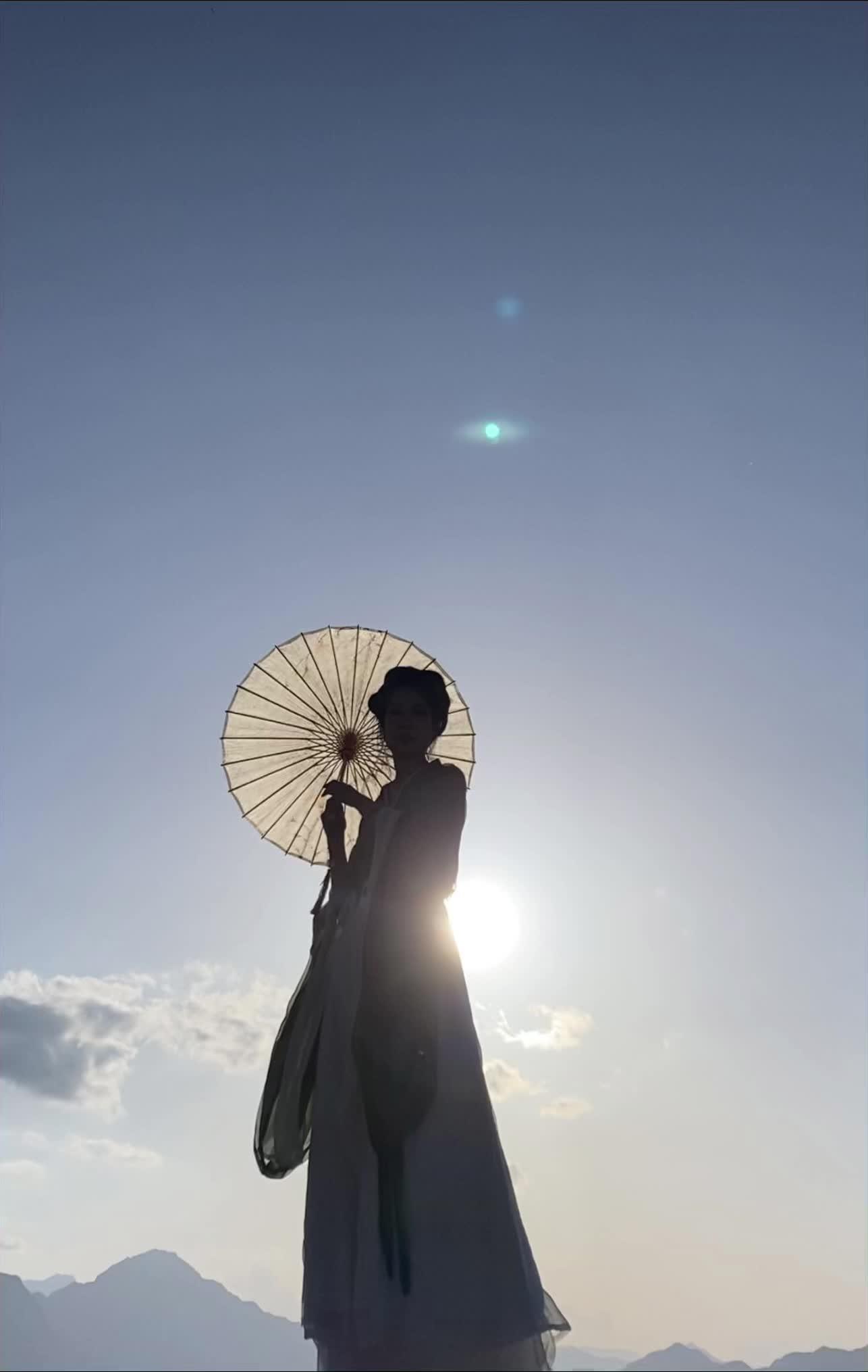 “愿风能带走他身上的痛苦，予他自由。”
