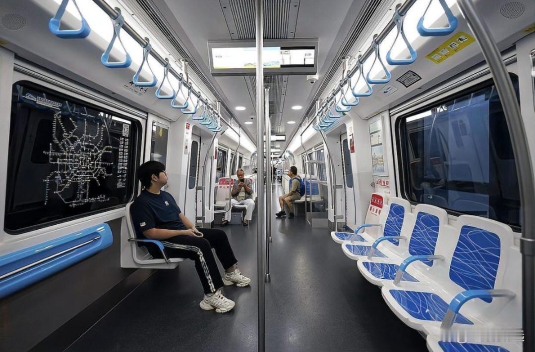 成都地铁新设计来了！1人1座还带扶手，这究竟是提升体验还是噱头？
近期，成都地铁