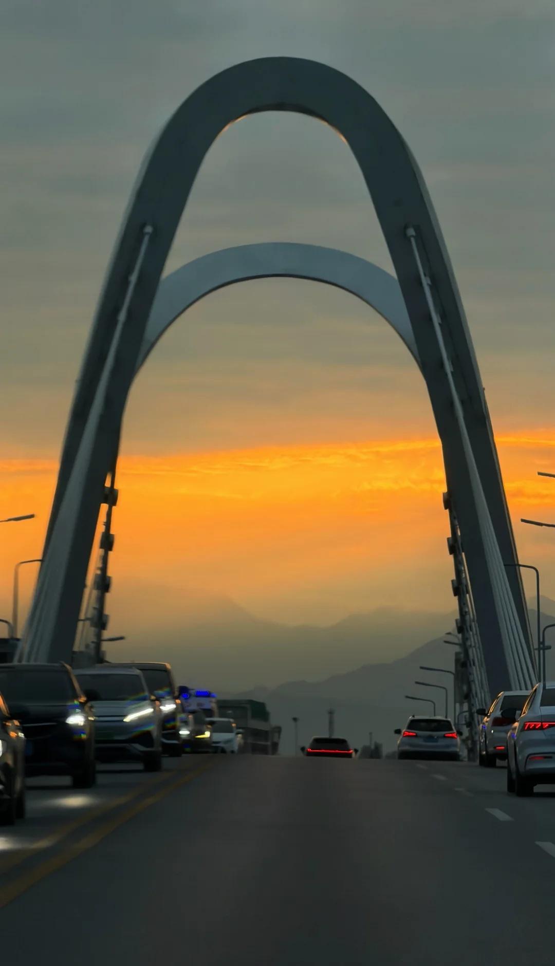 汉中人的精神状态
分享回家路上捕捉的画面
汉中人总会被这样的景色治愈，愿这份温暖