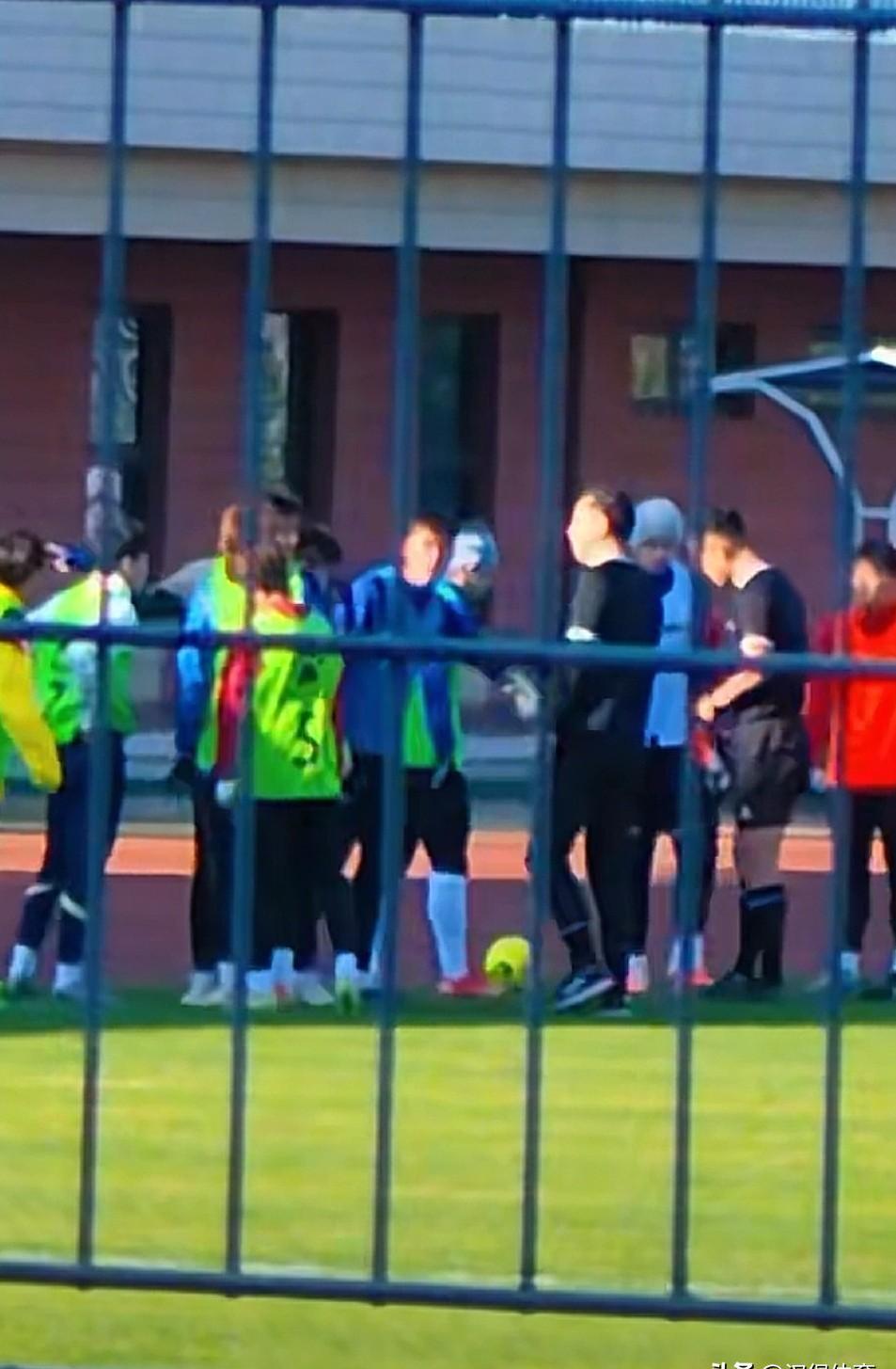 南通支云的选帅测试，简直是足球界的“鱿鱼游戏”！
高万国和韩国新帅金都根联手，全