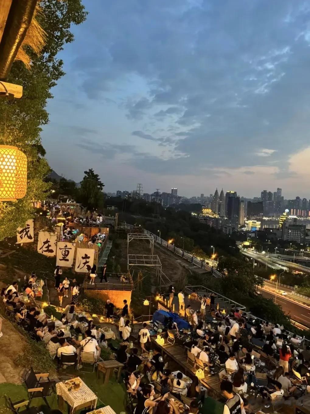 【重庆荒坡上的这个茶摊夜晚人气太旺啦，只为山城夜景】在重庆，茶摊不一定是在室内，