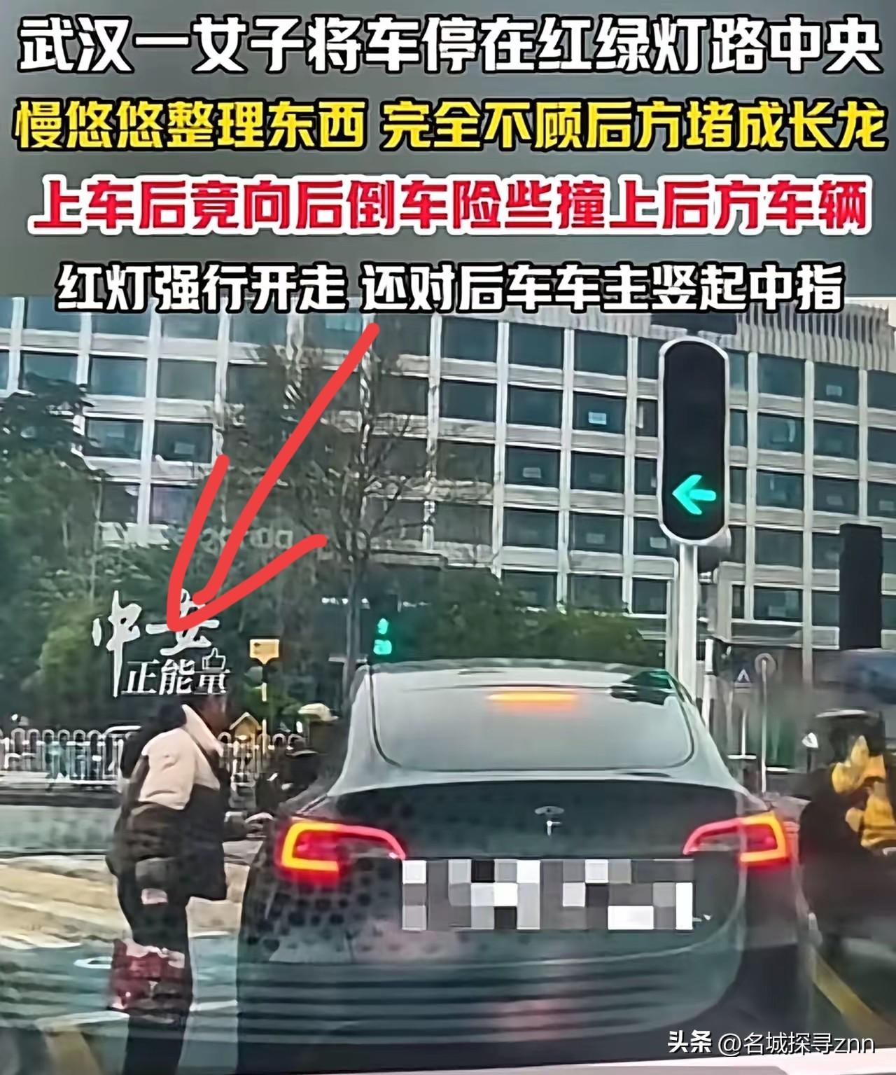 “这种人必须得治！”湖北武汉，某红绿灯路口处，一女子完全无视后面排着长龙的车辆，