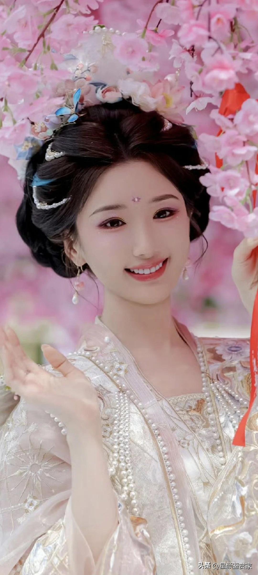 毛晓彤以花神妆亮相花朝巡游妆容清透雅致，气质温婉空灵，置身于盛大的花朝巡游之中，