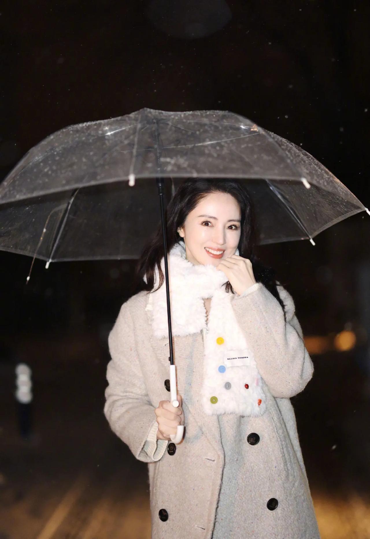 董璇在街头散步，打着透明雨伞，笑靥如花，最美辣妈！