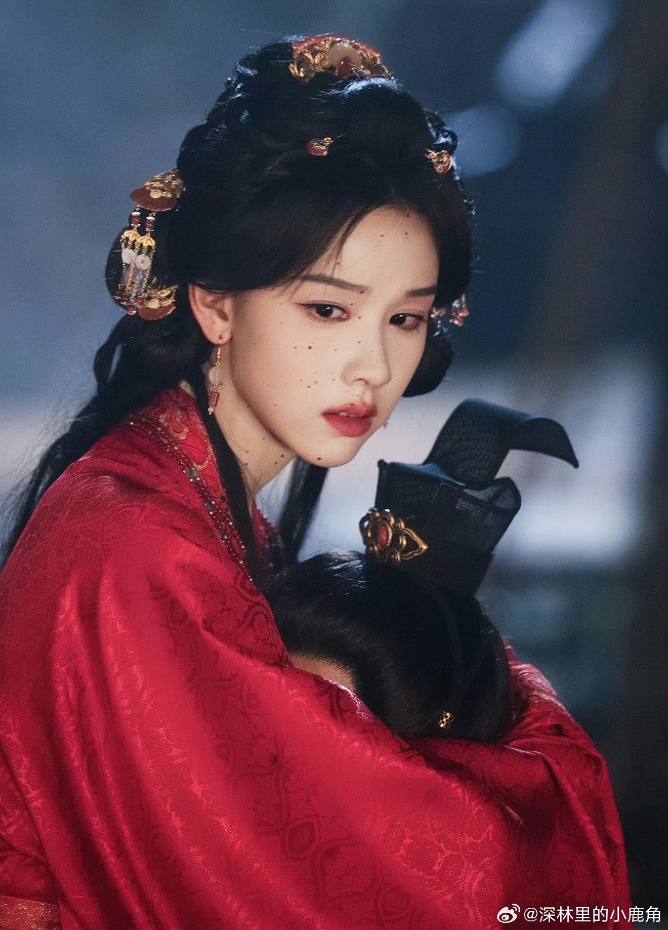 陈都灵许愿全都灵 名字谐音太妙，成了“人形许愿池”。陈都灵演楚朝灵算棋时超有戏，