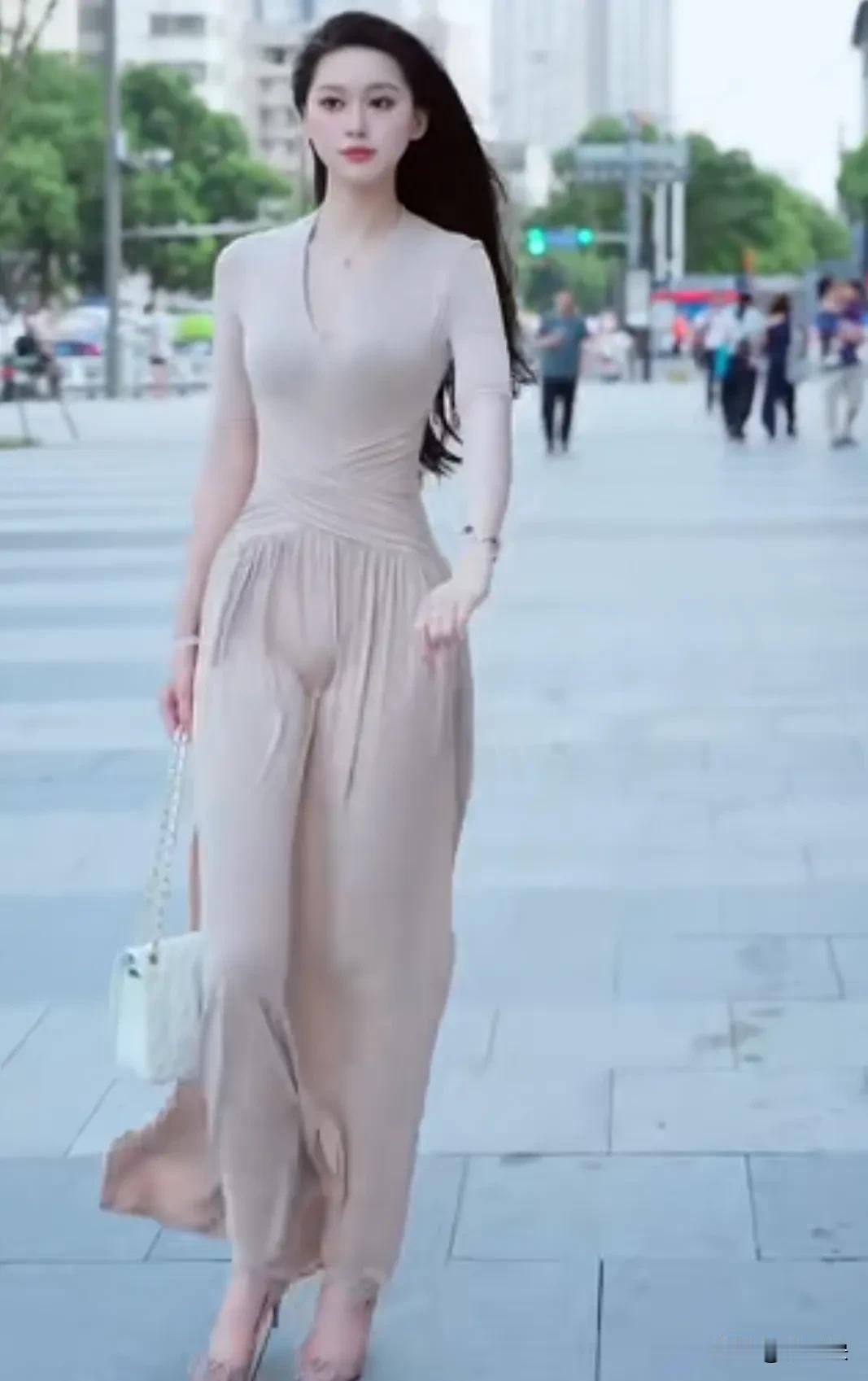想成为真正意义上的大美女，必须个子够高，骨架够大够匀称。要不然最多是小家碧玉，远