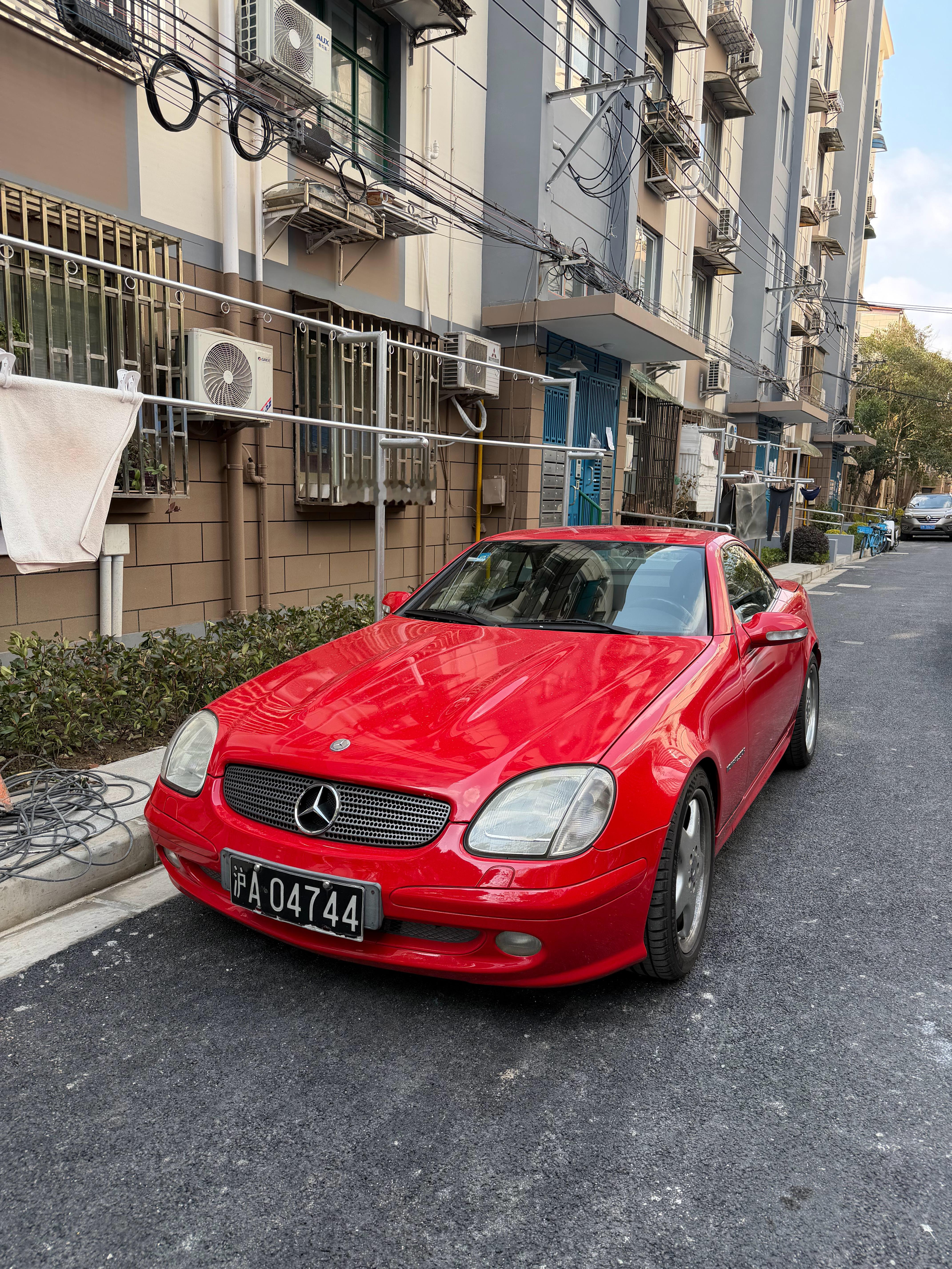 偶遇一辆黑牌初代SLK，蛮精神的。 