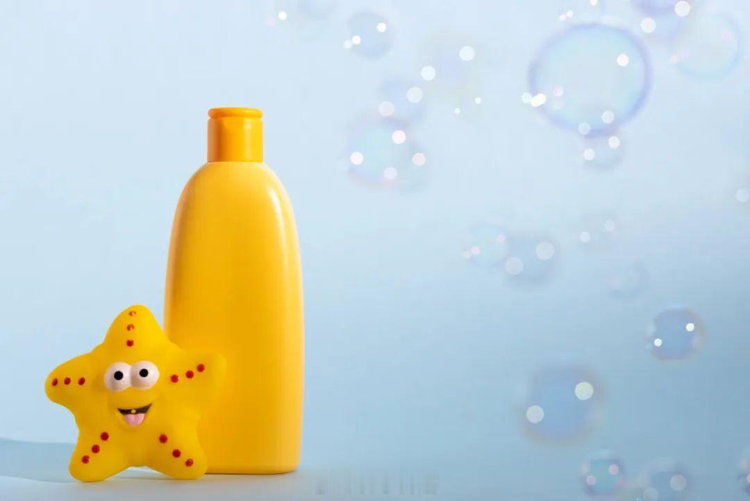 微博辟谣 【孩子洗澡不能用沐浴露？这种说法没有科学依据】很多人担心沐浴露里都是化