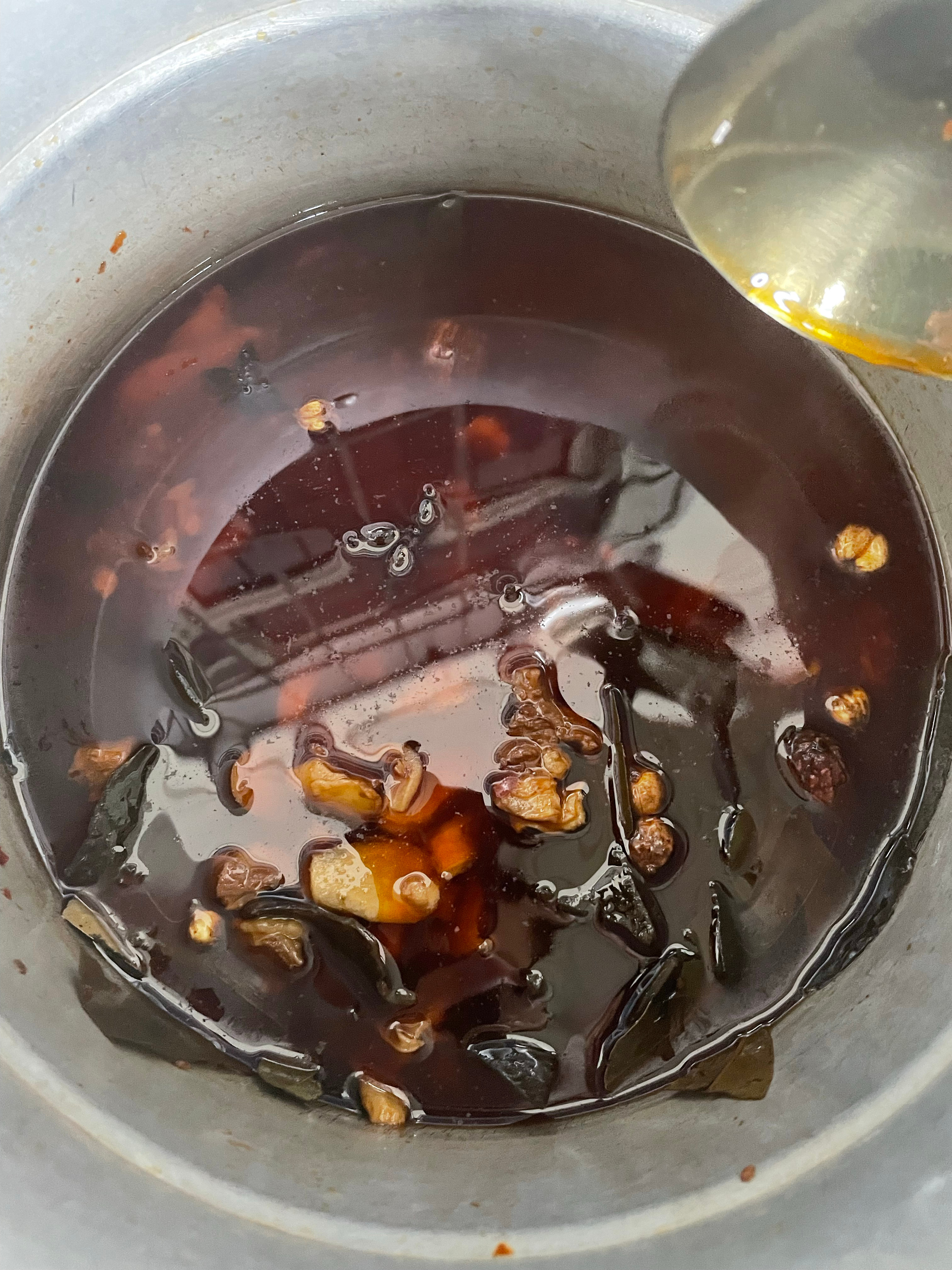 还得是家里的饭菜合口味一些，我爹搞了点吃绵阳米粉的料 ​​​