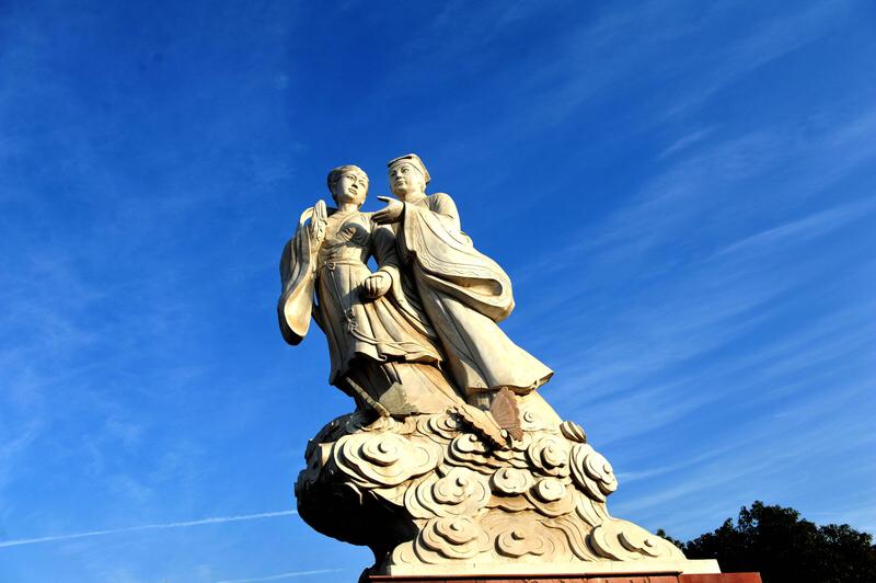 情人节已至，愿世间所有的爱都能圆满。爱情，从古至今都是那般动人心弦。恰似梁山伯与