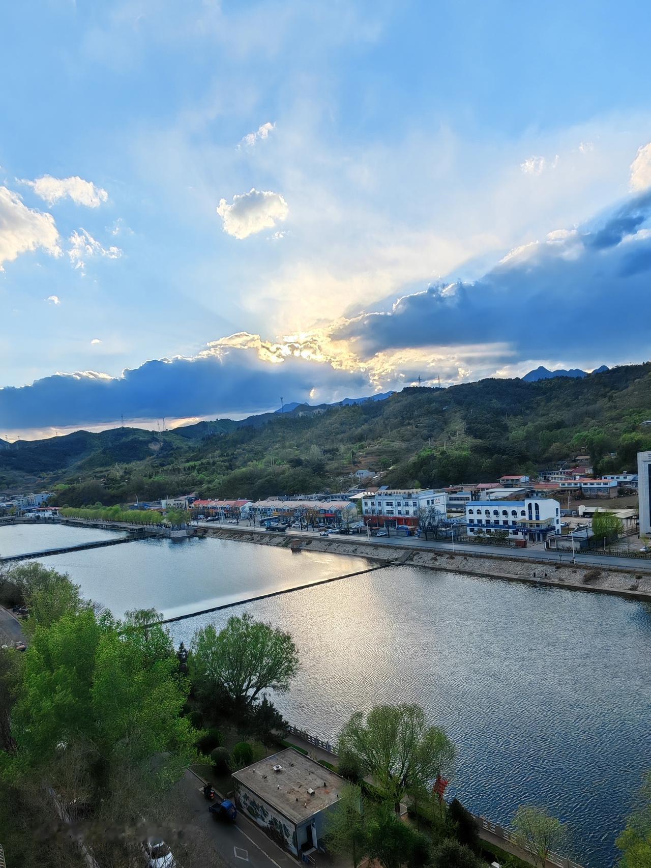 晒图笔记大赛 今天抬头望天，被这美景狠狠拿捏了。蓝色的天空像一块巨大的绸缎，纯净