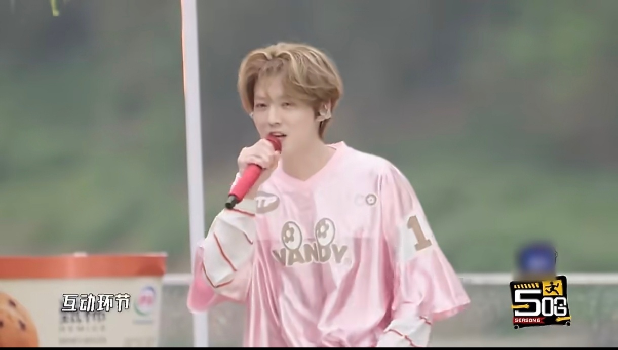 鹿晗唱歌彩排都想着表演跳水 认真练歌是实力歌手，脑洞跳水系可爱顽童，鹿晗山歌彩排