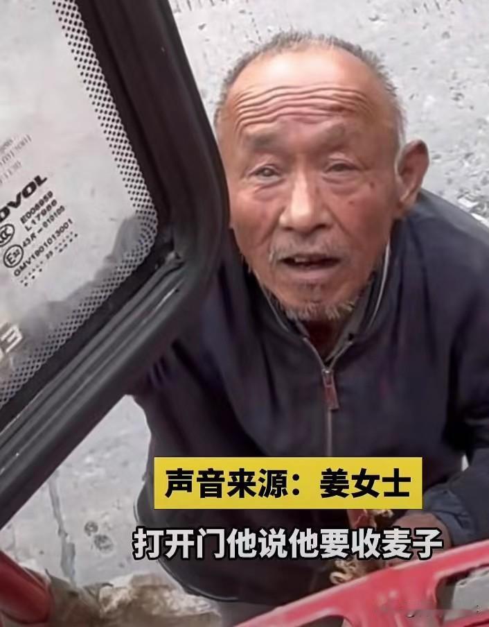 泪目了！河南驻马店，一女子开收割机下地，一位大爷上前，称自己有一小块地没人愿意收