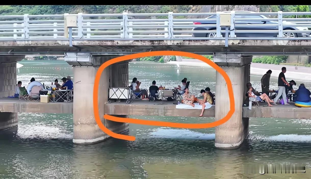 真的不明白啊，
这属于什么桥梁建筑呢？
上面通车，下面桥墩之间还建个平台，
是有