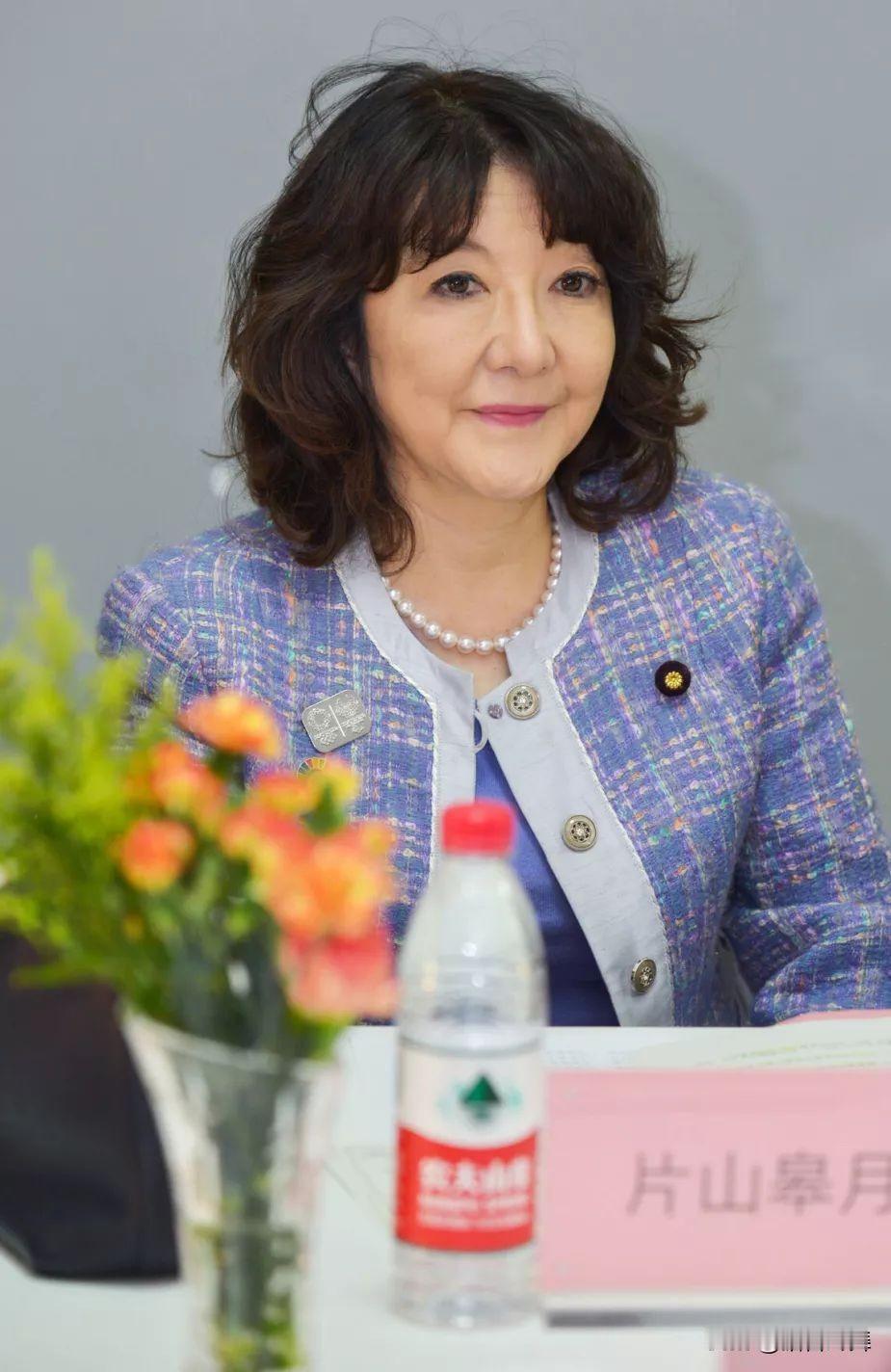高市早苗自己就是日本首位女首相，但她最搞笑的地方：嘴上喊女性活跃，心里觉得女人就