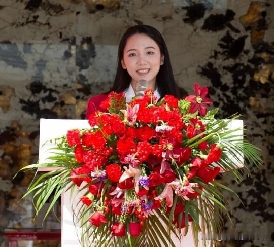 从“客串”到“制片人”的降维打击
她在电影里戏份虽少，但作用巨大。导演原本只是找