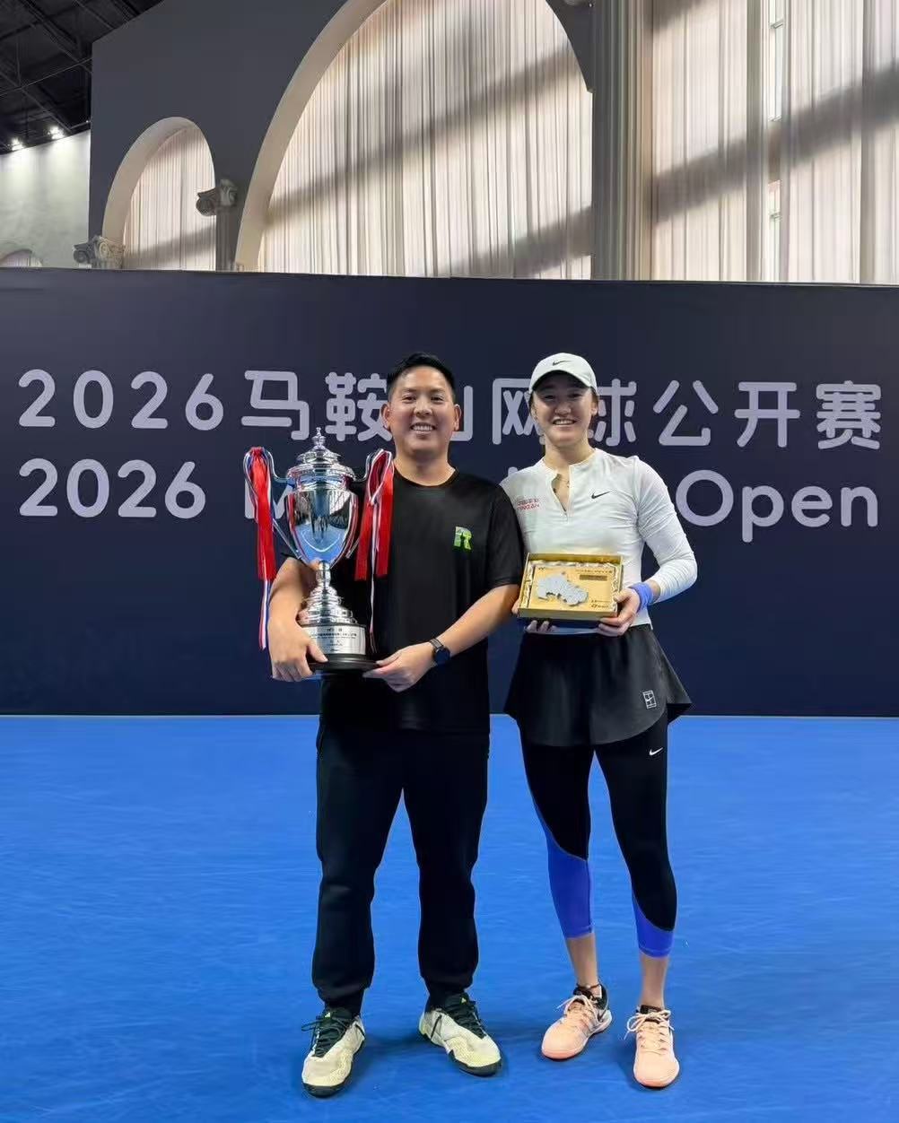 恭喜王曦雨顺利复出，昨天拿到一站W35的冠军。现在王左妹妹的教练是前青少年世界第