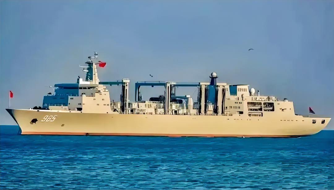 901型综合补给舰，作为航母编队的专职“奶妈”，它是目前我国唯一能全程跟上航母编