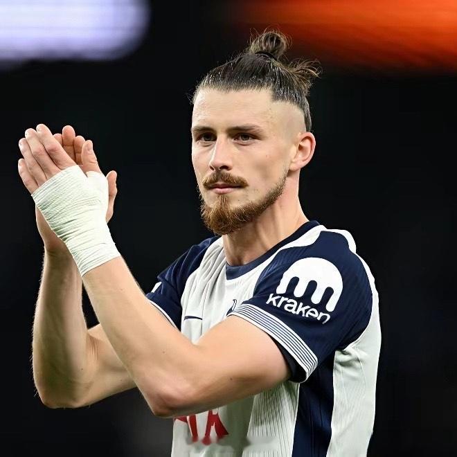 经纪人主动示好国米？近日，热刺中卫德拉古辛的经纪人在接受采访时谈及客户未来：“我