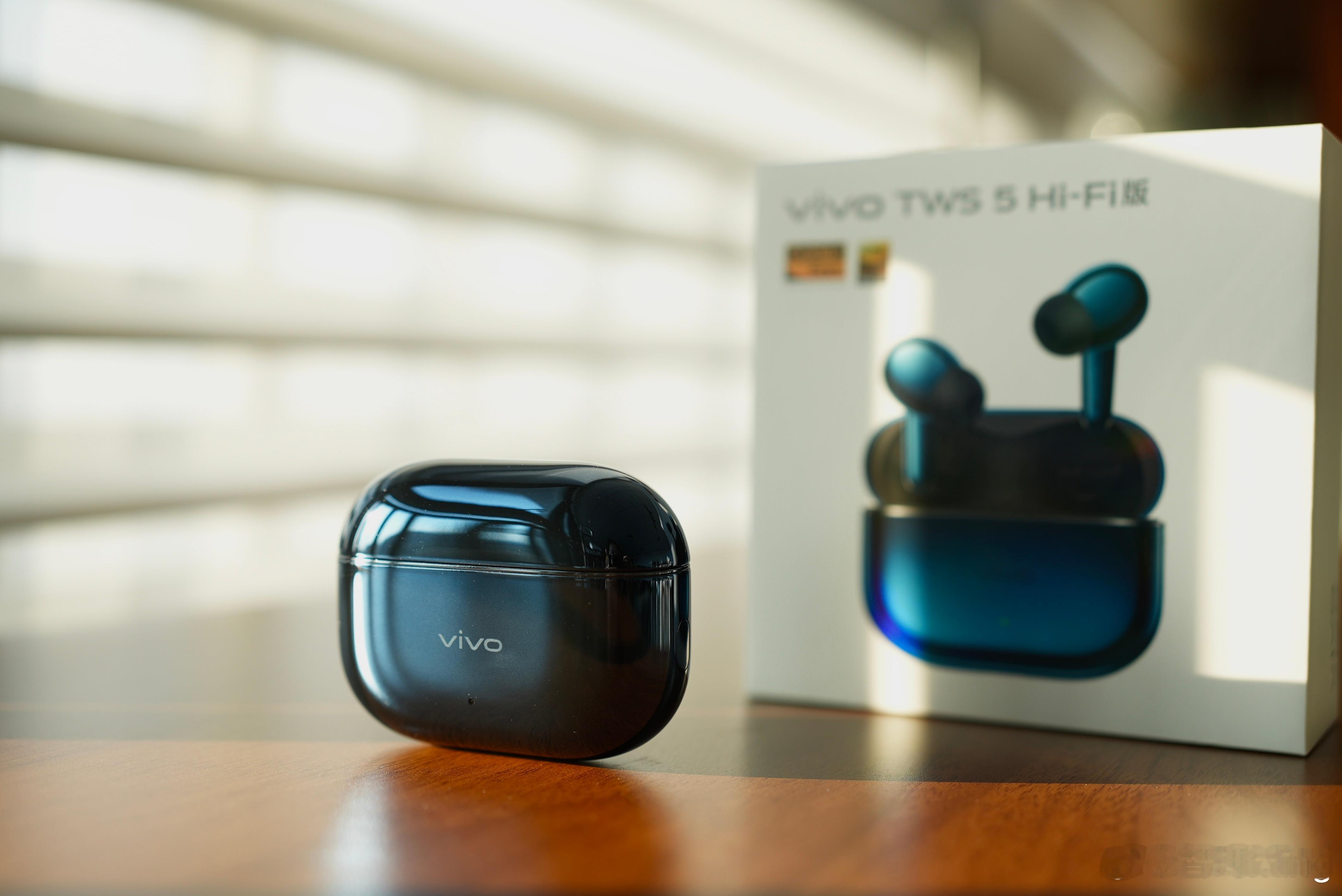 这次的vivo TWS 5 Hi-Fi版的蓝色配色自带珠宝质感，拿在手里就是精致