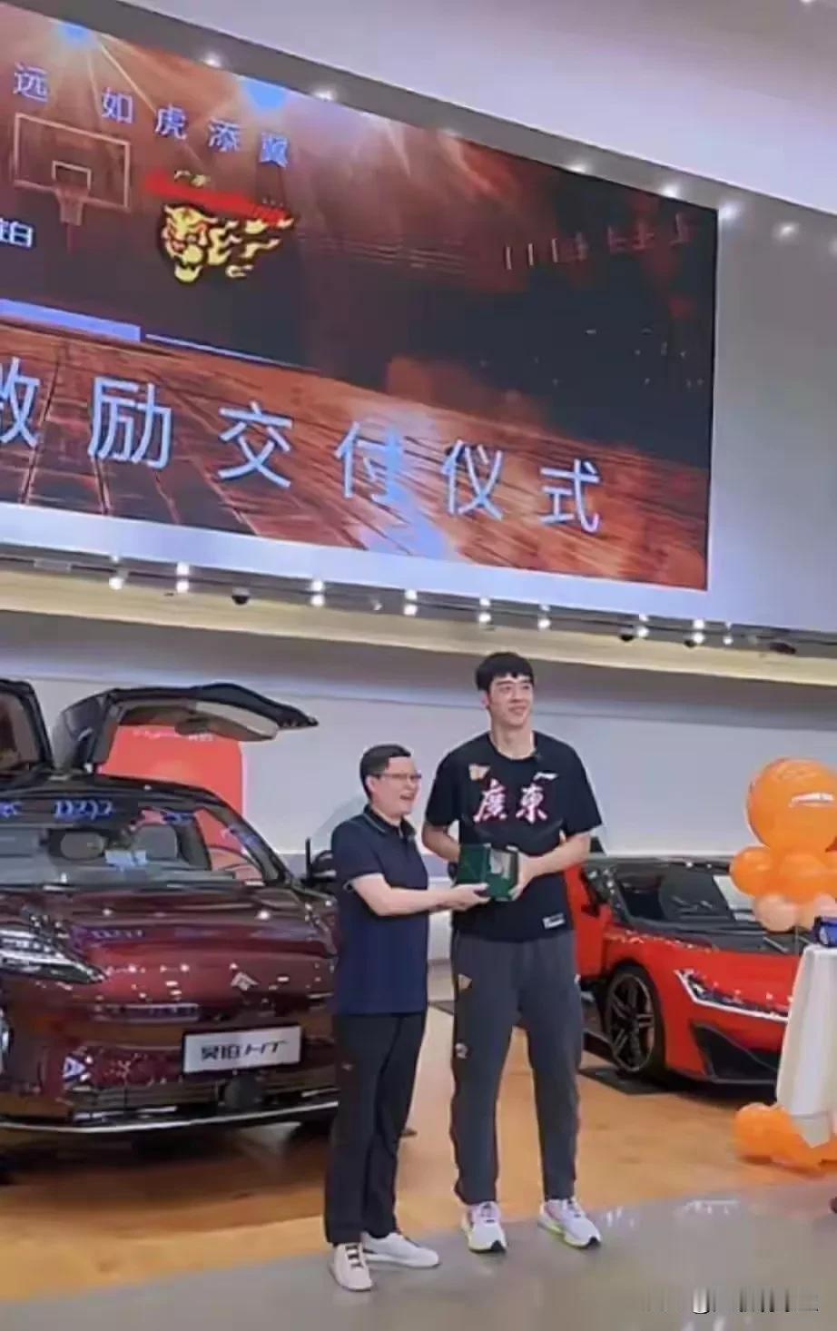 打脸周琦？广东宏远赞助商广汽昊铂终于举行交车仪式了，而且还送出两台，一台鸥翼门S