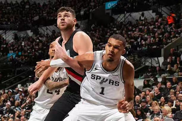 克林根在季后赛前两场的表现都是一塌糊涂的水平，不管是文班亚马在不在，克林根都没有