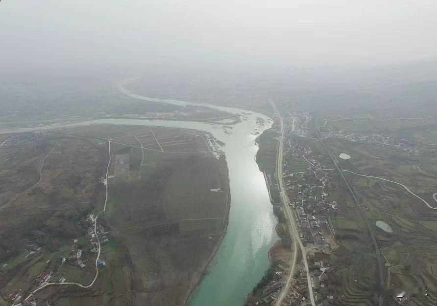 大河有水小河满，这句话在逻辑上不成立。现实里，只有小河有水流向大河，大河才会有水