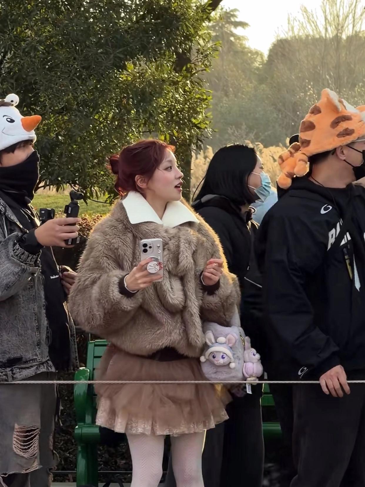 敬业这一块，宋雨琦真的超级合格！！

看网友在迪士尼偶遇，宋雨琦用手机居然还是O