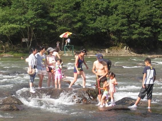 【来自投稿】2012年夏季，福建白水洋景区，戏水的游客。 