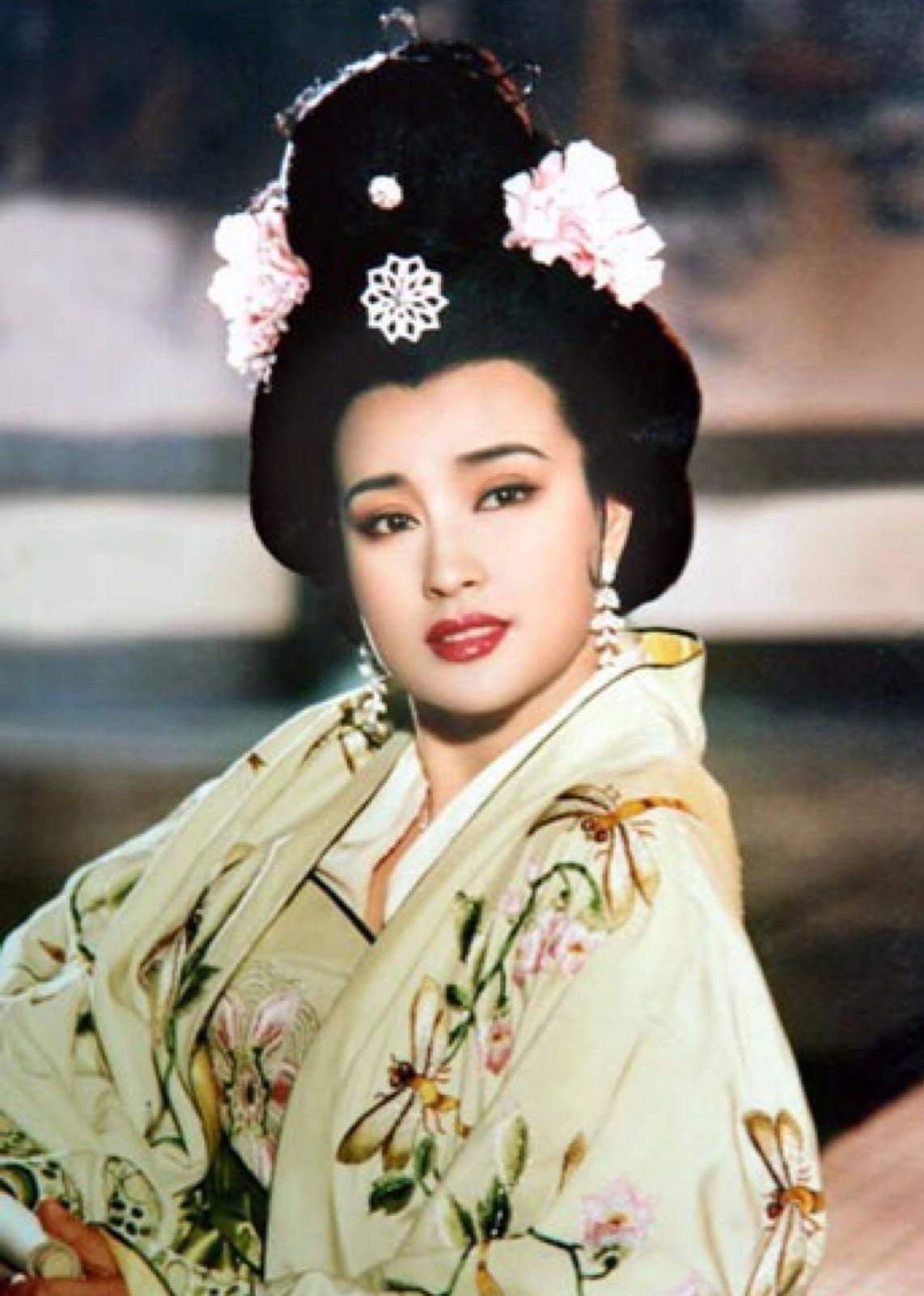 武则天死在洛阳，为什么非要葬在400公里外的咸阳？作为一代女皇的武则天，她的人生