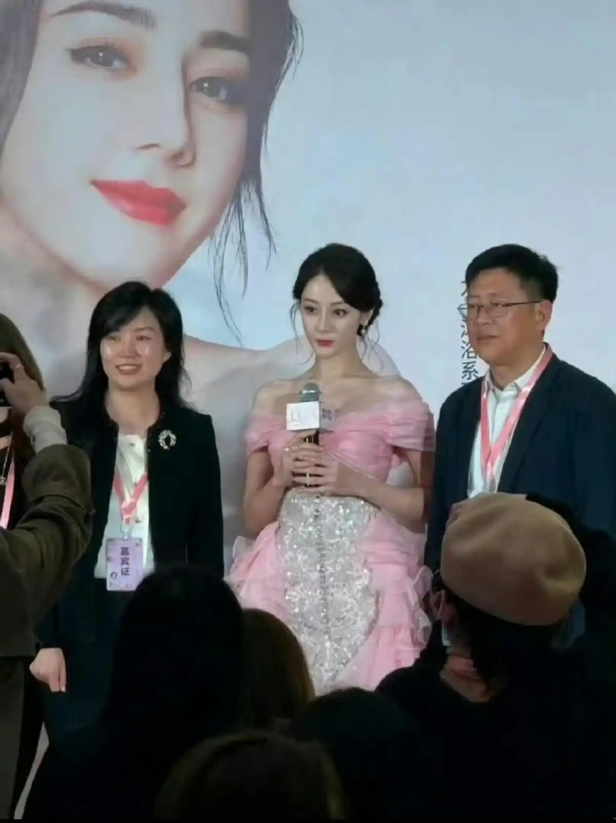 艺人的脸究竟有多小？看看赵丽颖杨洋迪丽热巴和其他人的对比你就知道了 