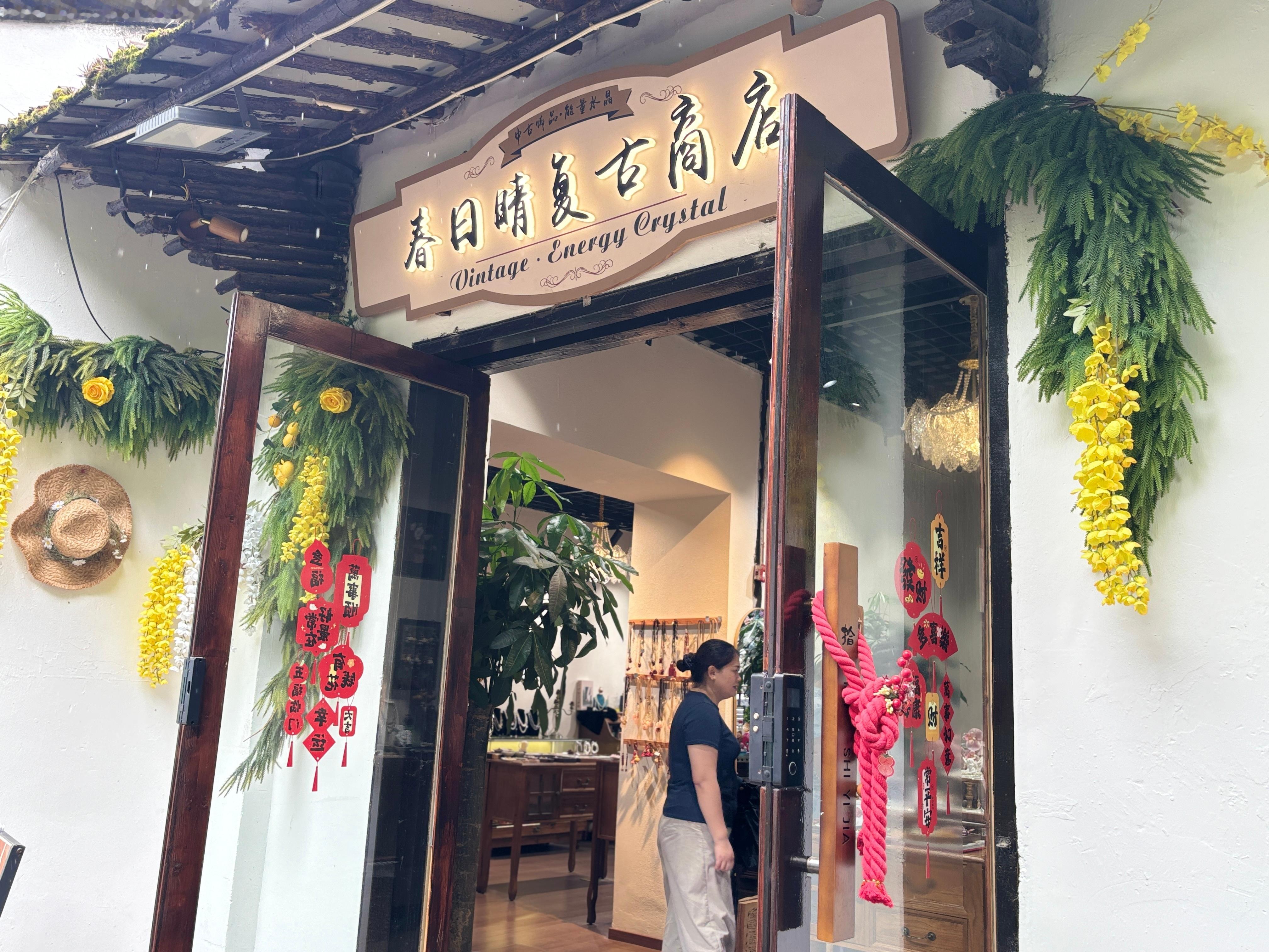 古巷茶香伴蔷薇，一院清风盛满人间温柔 