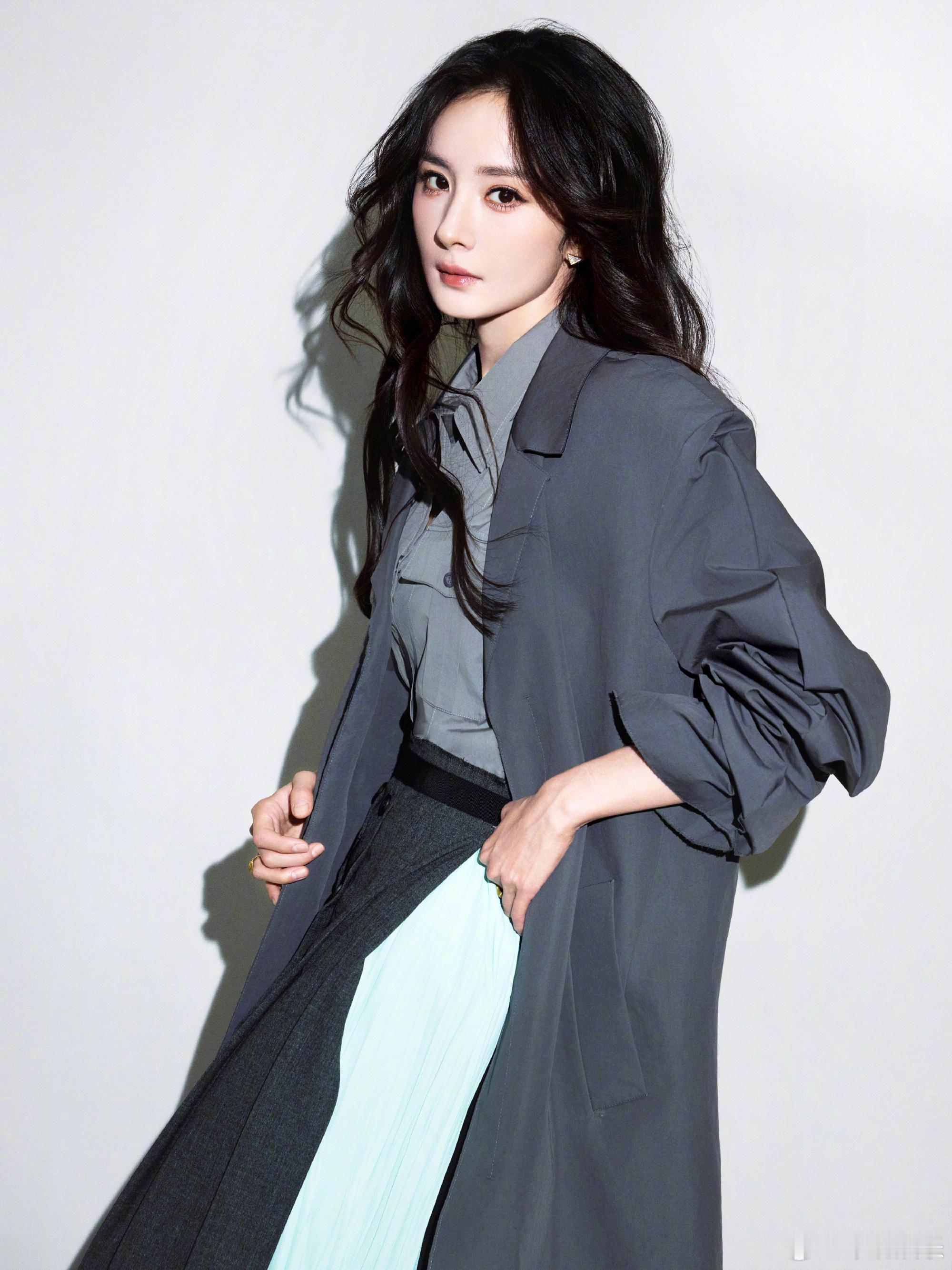 杨幂灰色职业装杨幂灰色职业装高智感 杨幂灰色职业装高智感拉满了，这个撞色也好好看