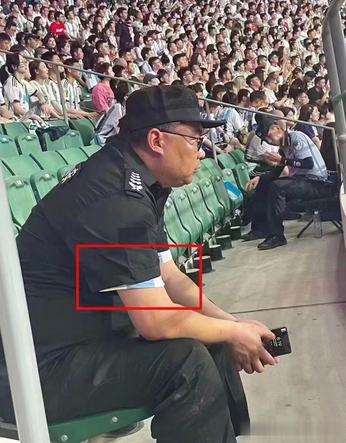 保安大哥第一次没有后悔选择这份职业。
