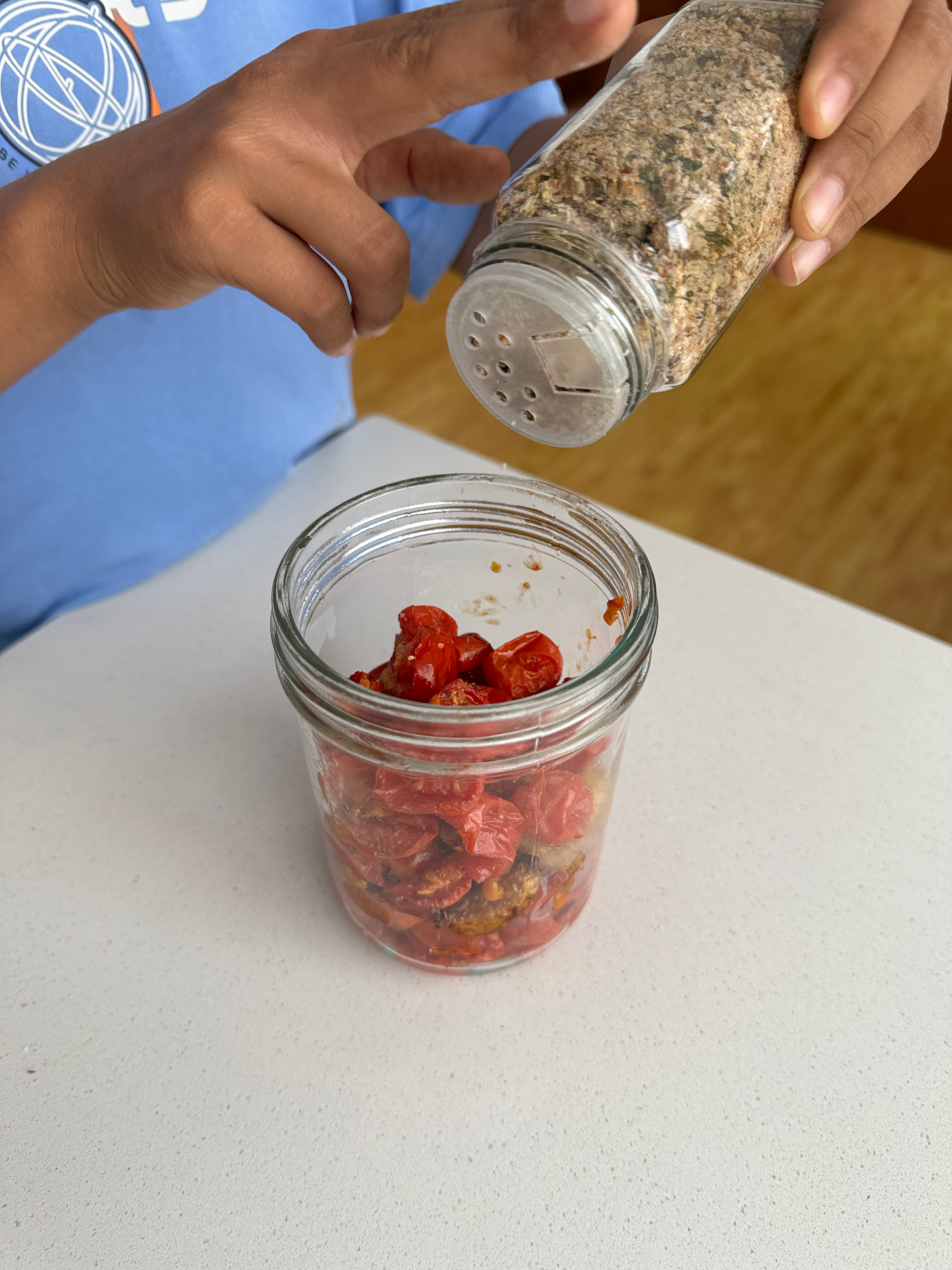 烤的小番茄一部分做了披萨，一部分做了橄榄油浸小番茄。做披萨的面团剩了一块，烤了个