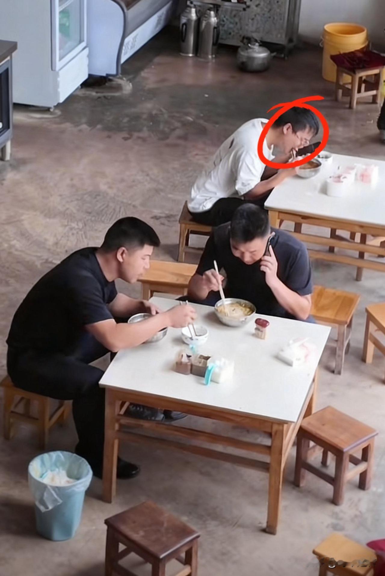 有种预感
要火遍大江南北了
发生在云南保山两位民警在

面馆吃面的时候，黑衣服警
