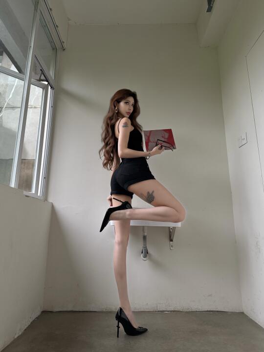 女明星感站姿拍照巨显腿长