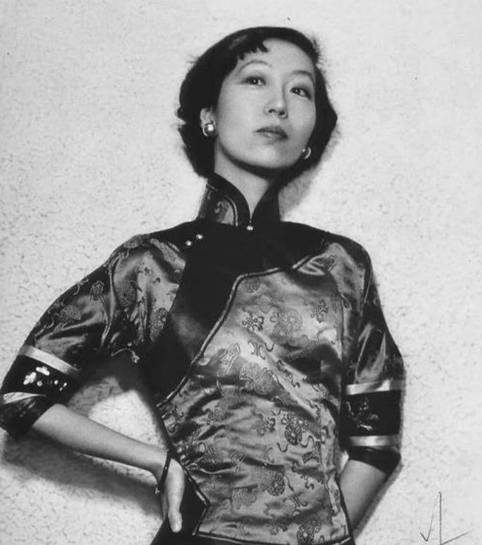 1995年，张爱玲在美国出租屋内去世，尸体一周后才被发现。她一丝不挂地躺在床上，