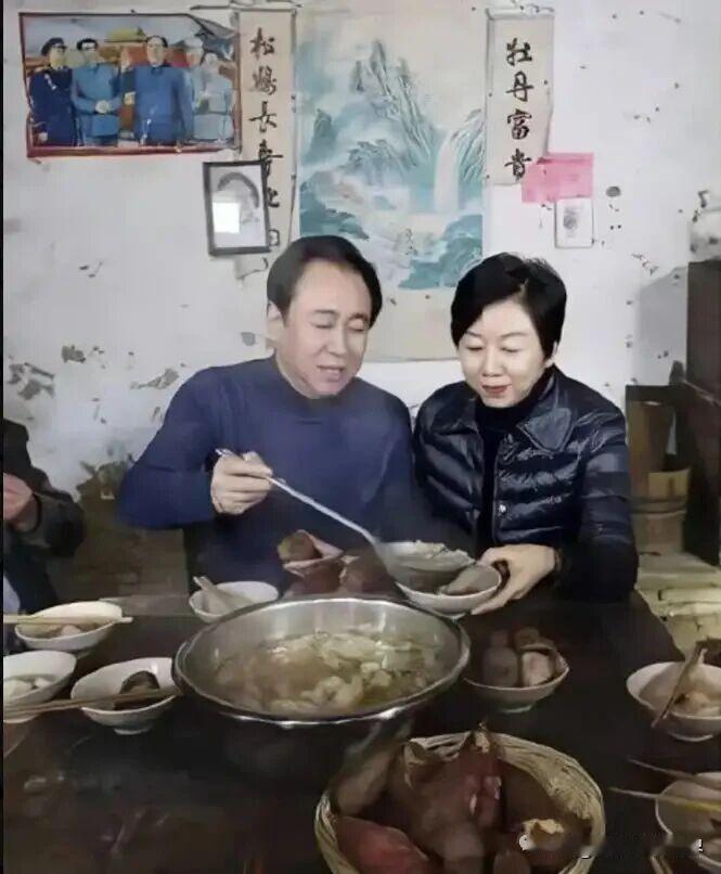 一张来自 2018 年的老照片，在许家印的老家，那时候他如日中天，锦衣回乡忆苦思