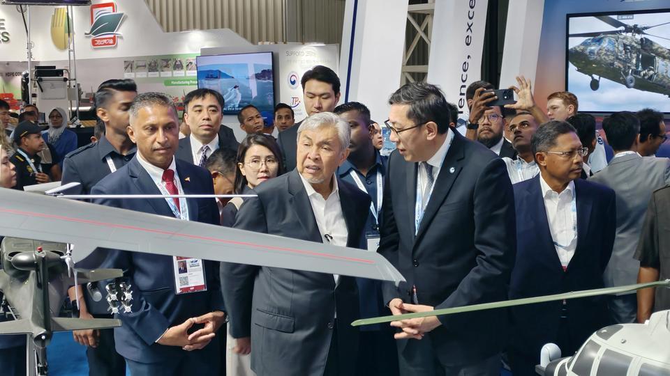 LIMA’25，马来西亚副总理扎希德参观中航技展台。