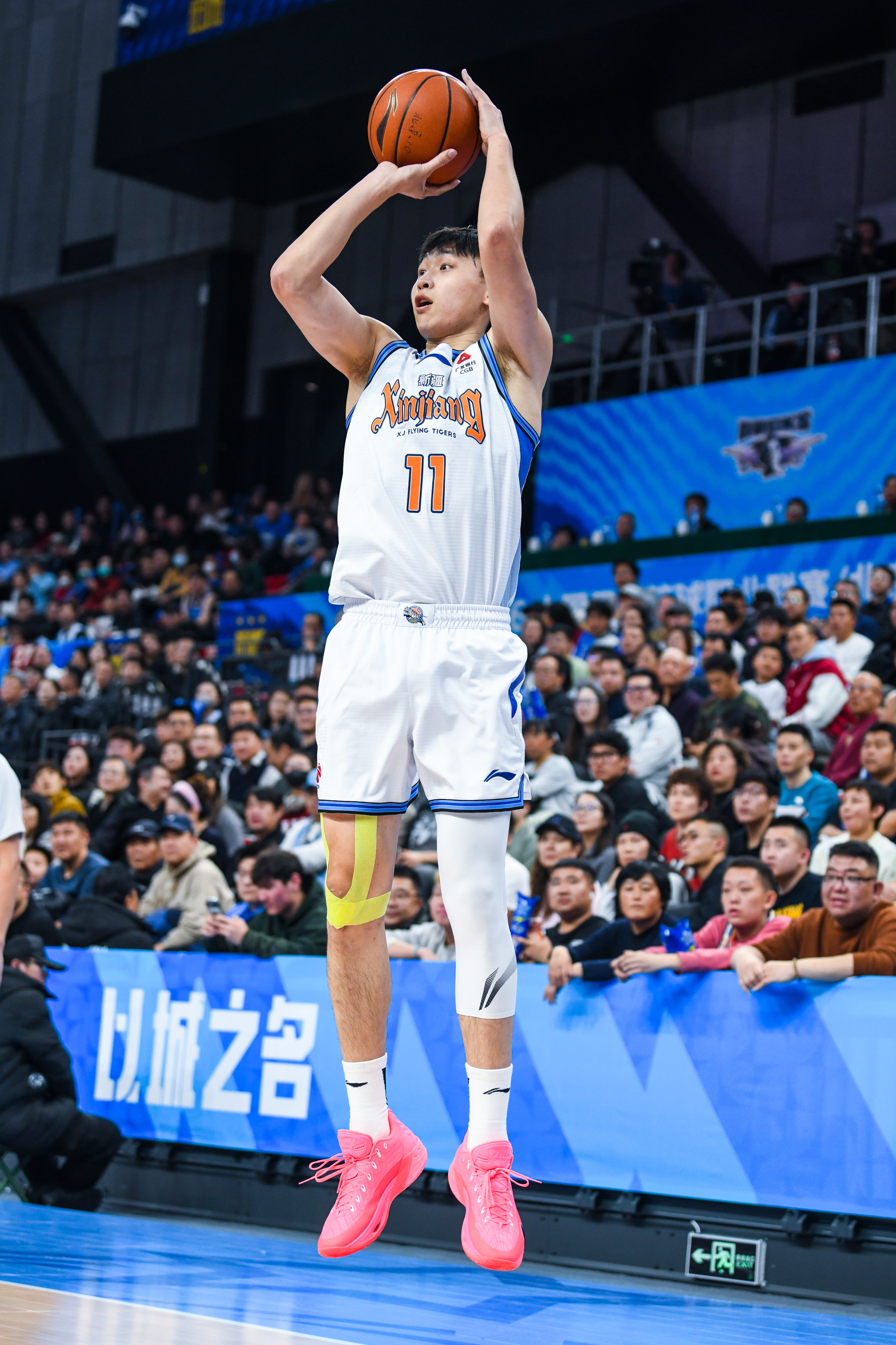 水唬开箱 这次空袭12齐麟PE的核心配色思路很朴素：就是希望奶奶一样能从电视机前